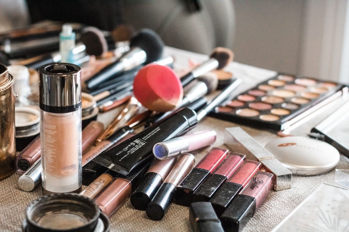 Cushion dan Foundation: Apakah Bisa Dipakai Bersamaan