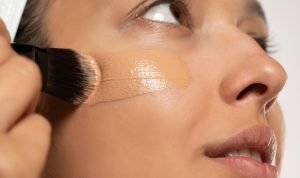 Hindari Memakai Two Way Cake dengan Foundation: Kenali Alasannya!