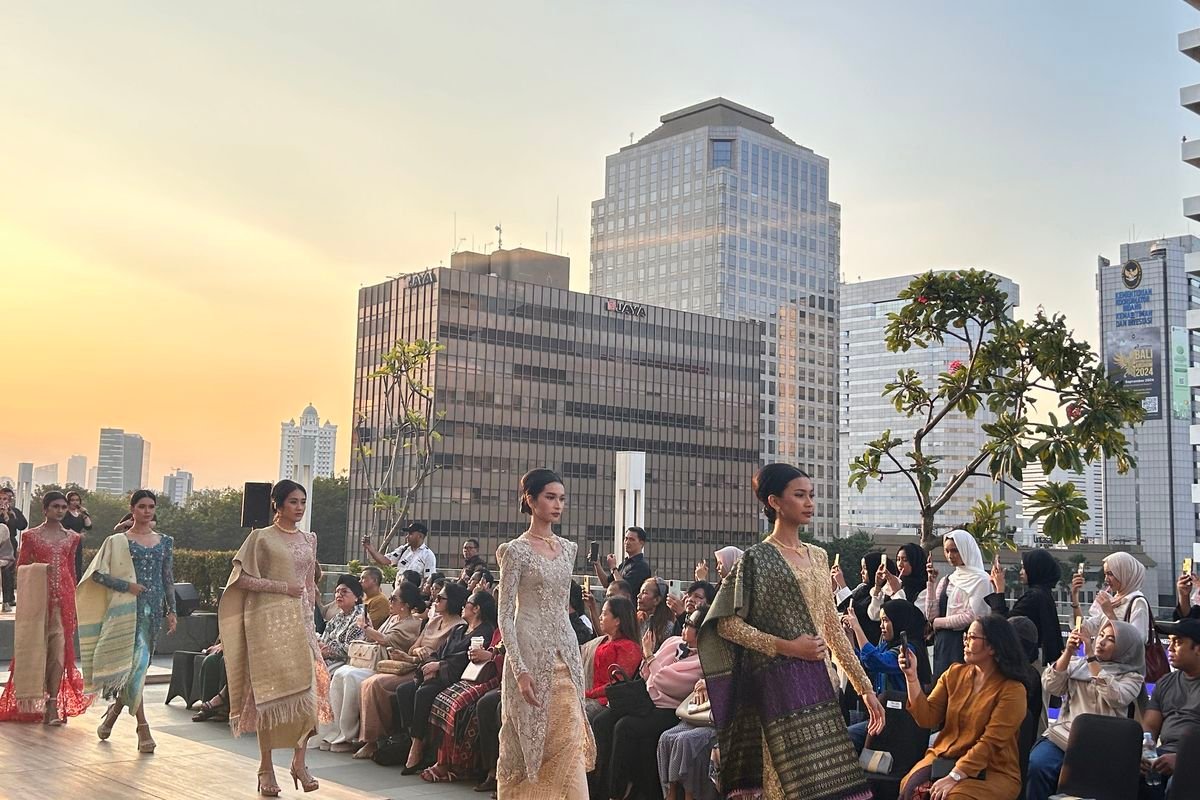 Ulos Torang Sitorus Melenggang di London Fashion Week 2024
