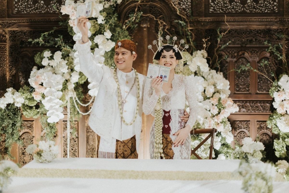 Busana Pernikahan Nino RAN dan Istri yang Mengusung Adat Jawa Tengah