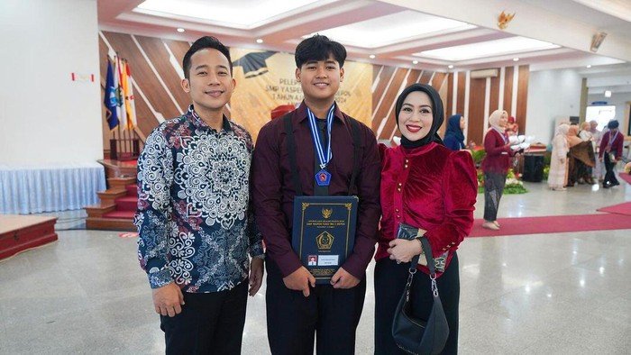 Tangis Bahagia Denny Cagur dan Istri Saat Bertemu Anak yang Sekolah di Semi Militer