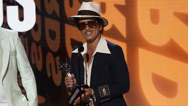 Kenapa Bruno Mars Sering Pakai Topi? Ini Alasan di Balik Gaya