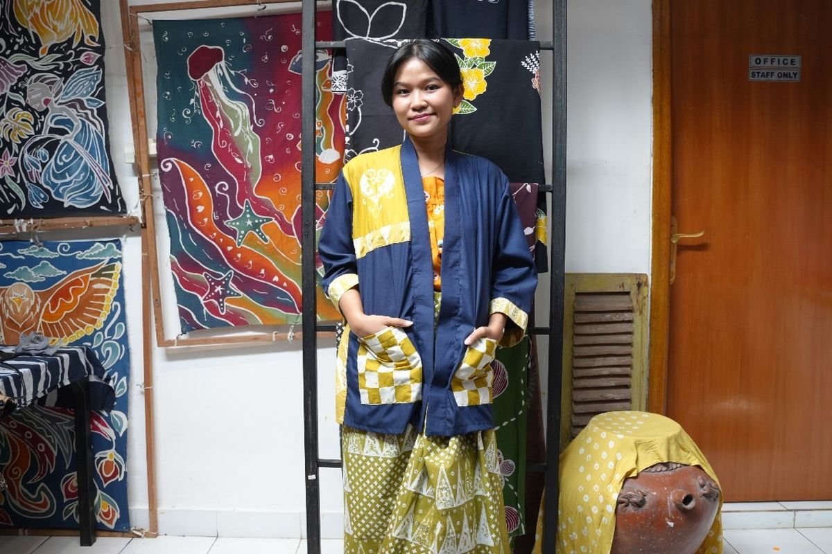 Rahasia Padu Padan Outfit Serba Batik agar Tetap Modis
